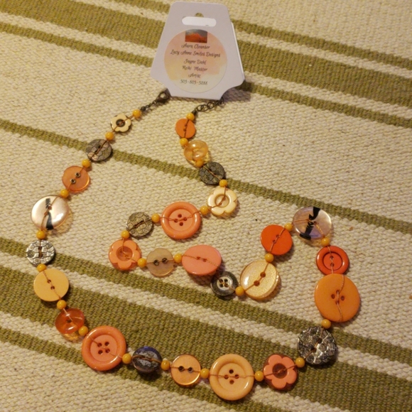 Button necklace - Picture 2 of 2